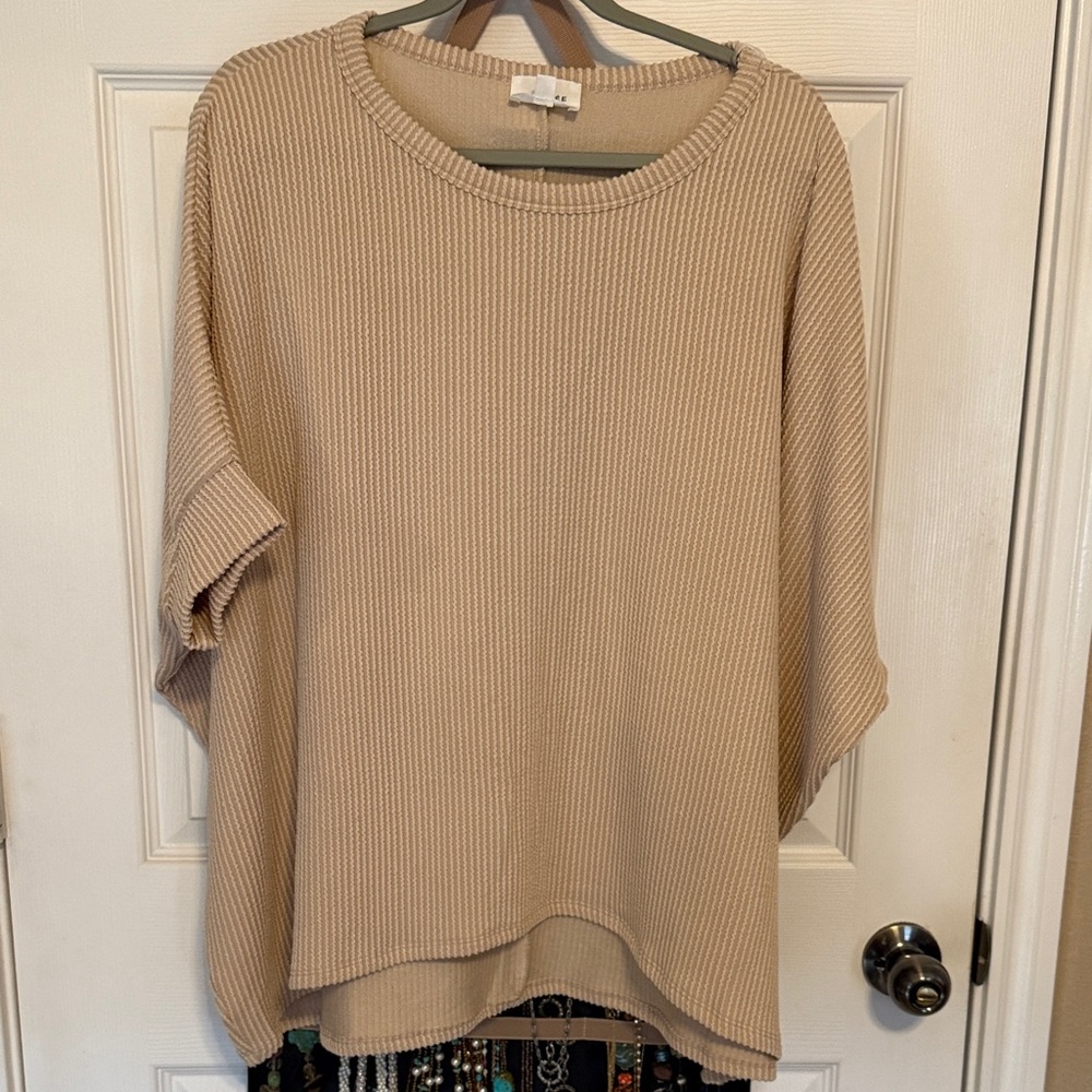 Andree by Unit Beige Ribbed Knit Blouse. Size large. Wide ptp. NWOT.